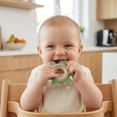 Bébé utilisant un anneau de dentition en silicone