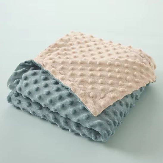 Couverture bébé tricot relief pois en beige et bleu-gris en coton bio doux, cadeau naissance