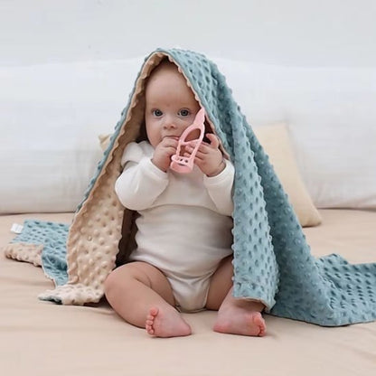 Bébé assis jouant avec une couverture tricot douce bleu-vert personnalisée prénom brodé, cadeau naissance
