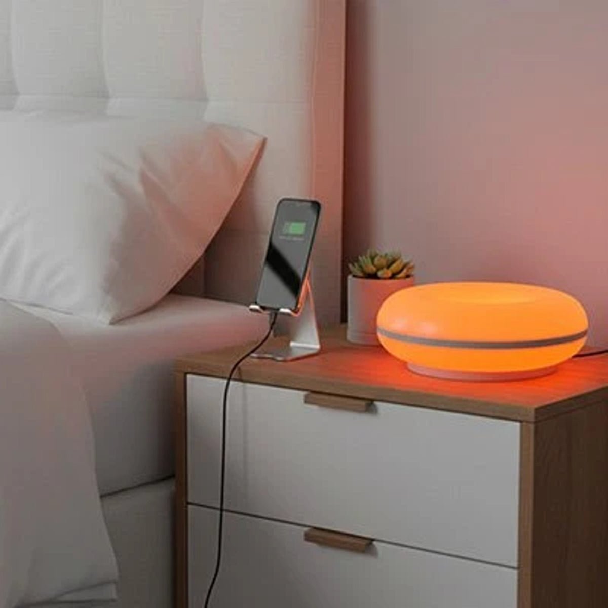 Lampe de chevet à lumière tamisée orangée dans la chambre