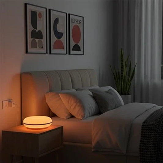 Lampe de chevet tactile allumée, lumière chaude sur table de nuit