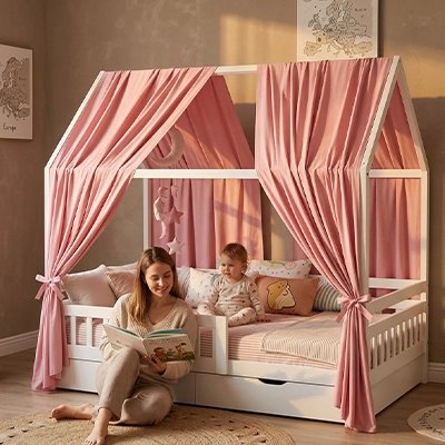 Lit cabane enfant avec ciel de lit rose et guirlande décorative