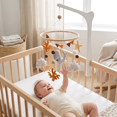 Mobile bébé projection lumineuse chambre scandinave naissance