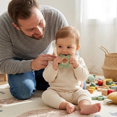 Papa et bébé avec un anneau de dentition souple
