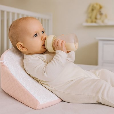 Plan incliné bébé nouveau-né position sécurisée sommeil