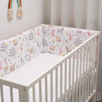 Tour de lit bébé tressé en coton bio certifié Oeko-Tex motif animaux forêt rose dans lit blanc